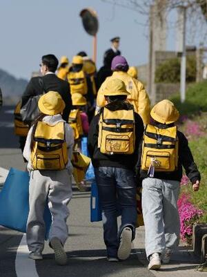安達結希さんが通っていた園部小に登校する児童たち=8日、京都府南丹市