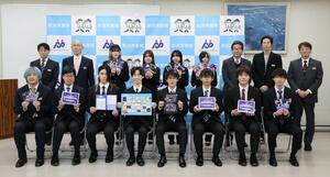 完成したすごろくを持って記念撮影する学生ら＝新潟市中央区新光町