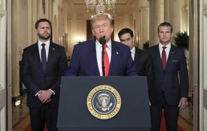 イラン核施設攻撃について演説するトランプ米大統領(手前)。左はバンス副大統領=6月21日、ワシントンのホワイトハウス(AP=共同)