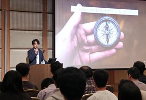 社会に出る前の心得をテーマに語るLINEヤフーの西田修一さん=上越市本町5