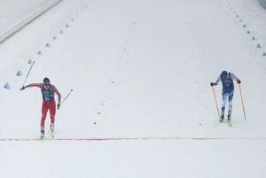 　複合男子団体スプリントを制したノルウェーのＪ・オフテブロ（左）＝１９日（ロイター＝共同）