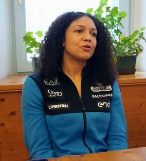 　取材に答えるバレンティナ・マルガリオ選手＝２０２５年１１月、イタリア・コルティナダンペッツォ（共同）