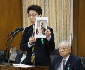 衆院拉致問題特別委員会で訴える横田拓也さん。右は大沢昭一さん=5月28日、国会