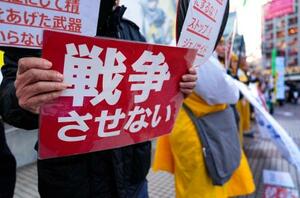 東京・JR渋谷駅前で抗議活動をする人たち=22日午後