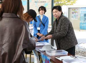 拉致問題の早期解決へ署名を呼びかける拉致被害者の曽我ひとみさん=1日、新潟市西区