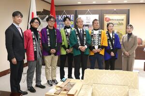 「工場の祭典」の成果を花角英世知事（右から４人目）に報告した実行委員会のメンバーら＝２５日、県庁