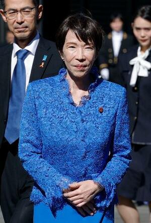 　文化勲章の親授式後、記念撮影に臨む高市首相＝３日午前、宮殿・東庭