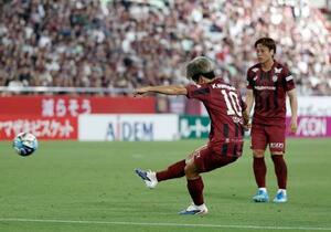 神戸―鹿島 前半、直接FKで先制ゴールを決める神戸・大迫=ノエスタ