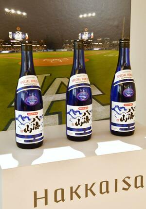 八海醸造グループが発売するドジャース応援限定デザインの日本酒ボトル=6月25日、都内