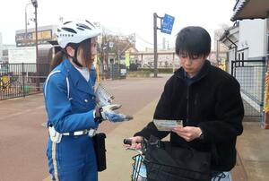 青切符制度の導入に合わせて行われた新発田署などによる自転車利用者への広報活動＝ＪＲ新発田駅