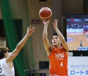奈良-新潟 第3クォーター、シュートを決める新潟アルビレックスBBの高橋克実=ロートアリーナ奈良