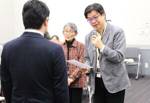 原子力規制庁の担当者に要請書を手渡す市民団体のメンバー＝８日、東京・永田町