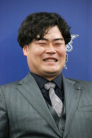 契約交渉を終え、記者会見するDeNAの伊勢=3日、横浜市の球団事務所