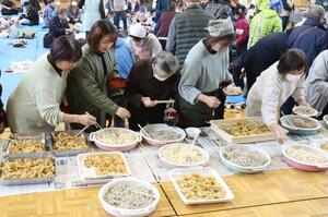 新米おにぎりやそばを味わった別俣田んぼの分校収穫祭=柏崎市久米