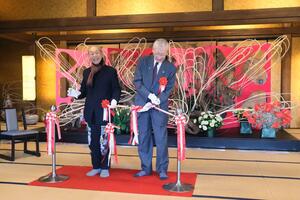蔵春閣に展示した作品の前でテープカットする華道家の假屋崎省吾さん（左）＝新発田市諏訪町１