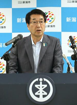 定例記者会見で話す中原八一市長=30日、新潟市役所