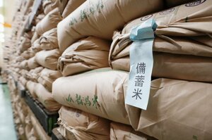 倉庫内に積まれた政府備蓄米=2月、埼玉県内