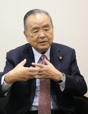 インタビューに答える元公明党国会対策委員長の漆原良夫氏