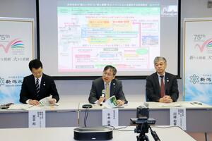 文科省「J-PEAKS」の採択事業について説明する新潟大の牛木辰男学長(中央)=2月3日、新潟市西区