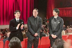 ベルリン国際映画祭でアニメ「花緑青が明ける日に」の公式上映後、拍手に応える(左から)入野自由さん、四宮義俊監督、萩原利久さん=18日、ベルリン(共同)