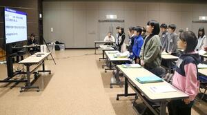 県内3地域の児童が互いのジオパークに理解を深めた交流会=佐渡市両津湊