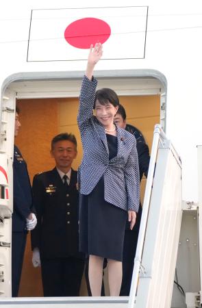 インドの首都ニューデリーのパラム空軍基地に到着した高市首相=1日(共同)