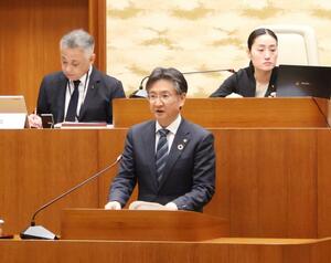 一般質問で答弁する稲田亮市長=見附市役所