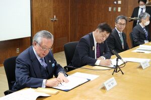 南魚沼市と社会福祉法人苗場福祉会が災害連携協定を結んだ締結式=2日、南魚沼市六日町