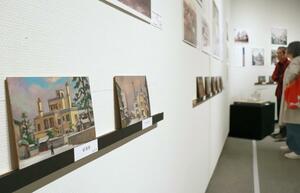 故・斎藤應志さんの風景画展。昭和３０年代の新潟市を描いた作品が中心だ＝２９日、新潟市中央区