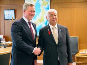 米国のドリスコル陸軍長官(左)と握手する中谷防衛相=3日午後、防衛省