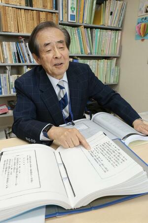 資料や文献を広げ、新潟のラーメンの歴史を説明する新潟青陵大特任教授の伊藤充さん＝新潟市中央区水道町１
