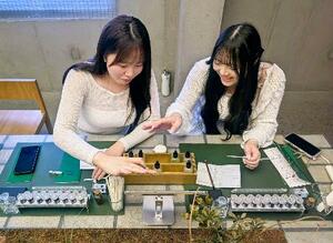 韓国研修で香水作りを体験する日本薬科大の学生=2025年8月、ソウル市(同大提供)
