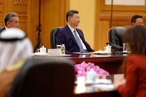 　ＵＡＥアブダビ首長国のハリド皇太子と会談する中国の習近平国家主席（中央）＝１４日、北京の人民大会堂（共同）