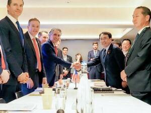 　会談の冒頭、米国のバーガム内務長官（左から３人目）と握手する赤沢経産相＝１４日、東京都内（経産省提供）