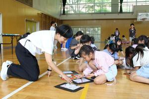松浜小の子どもたちが楽しく放課後を過ごした出張児童館=新潟市北区松浜3