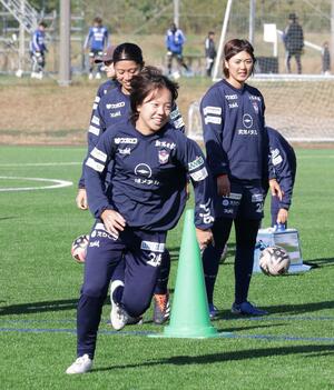 大宮戦に向け練習に励むDF富岡千宙=聖籠町