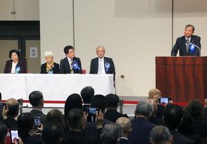 国民大集会で石破茂首相の話を聞く(左から)曽我ひとみさん、横田早紀江さん、拓也さん=11月23日、東京都千代田区