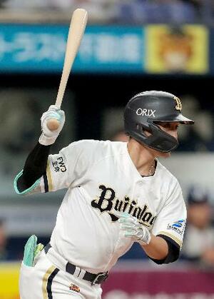 7回オリックス2死一、三塁、西川が右前に適時打を放つ=京セラドーム