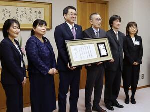 天皇誕生日に合わせて、天皇陛下が民間福祉施設に金一封を贈る御下賜金の伝達式=新潟市役所