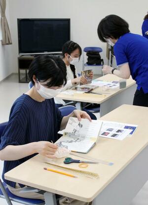 本の修復やカバー貼りを体験した、大人の図書館職場体験の参加者=燕市吉田大保町