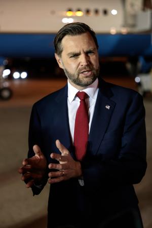 取材に応じるバンス米副大統領=8日、ブダペスト(ゲッティ=共同)