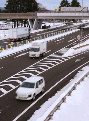 交差する国道８号から望む関越道の長岡ＩＣ。１９７８年に北陸道が開通した際に設けられた＝長岡市上除町