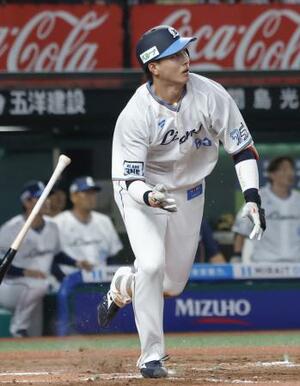 8回西武2死一、二塁、長谷川が右中間に決勝打となる2点三塁打を放つ=ベルーナドーム