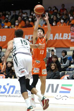 新潟-神戸 第3クオーター、3点シュートを放つ永野威旺=アオーレ長岡(長岡支社・新井田悠)