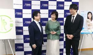 肝炎の検査や早期治療の大切さを語る伍代夏子さん（中央）＝新潟市東区
