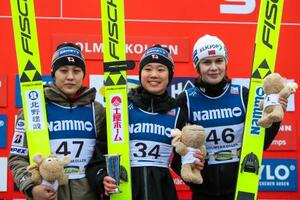 　Ｗ杯ジャンプ女子個人第３０戦で優勝した伊藤有希（中央）と２位の丸山希（左）＝オスロ（ＮＴＢ　Ｓｃａｎｐｉｘ提供・ＡＰ＝共同）