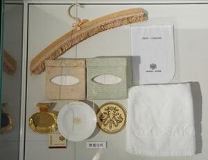 要人が使った客室のハンガーや灰皿など客室備品の展示=16日午前、東京・元赤坂の迎賓館赤坂離宮