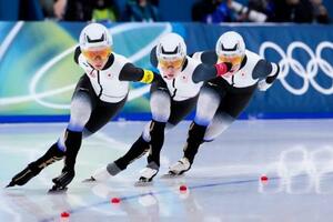 女子団体追い抜き1回戦 滑走する(左から)高木美帆、佐藤綾乃、堀川桃香=ミラノ(共同)