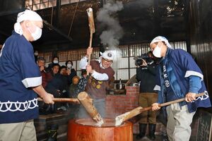 北方文化博物館で披露された伝統の「三人餅つき」=2月11日、新潟市江南区沢海2
