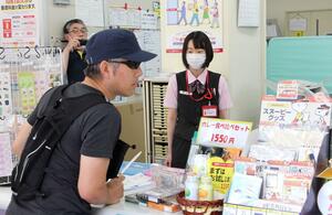 郵便局員が強盗や特殊詐欺への対応を確認した訓練=7月23日、阿賀町白崎の三川郵便局